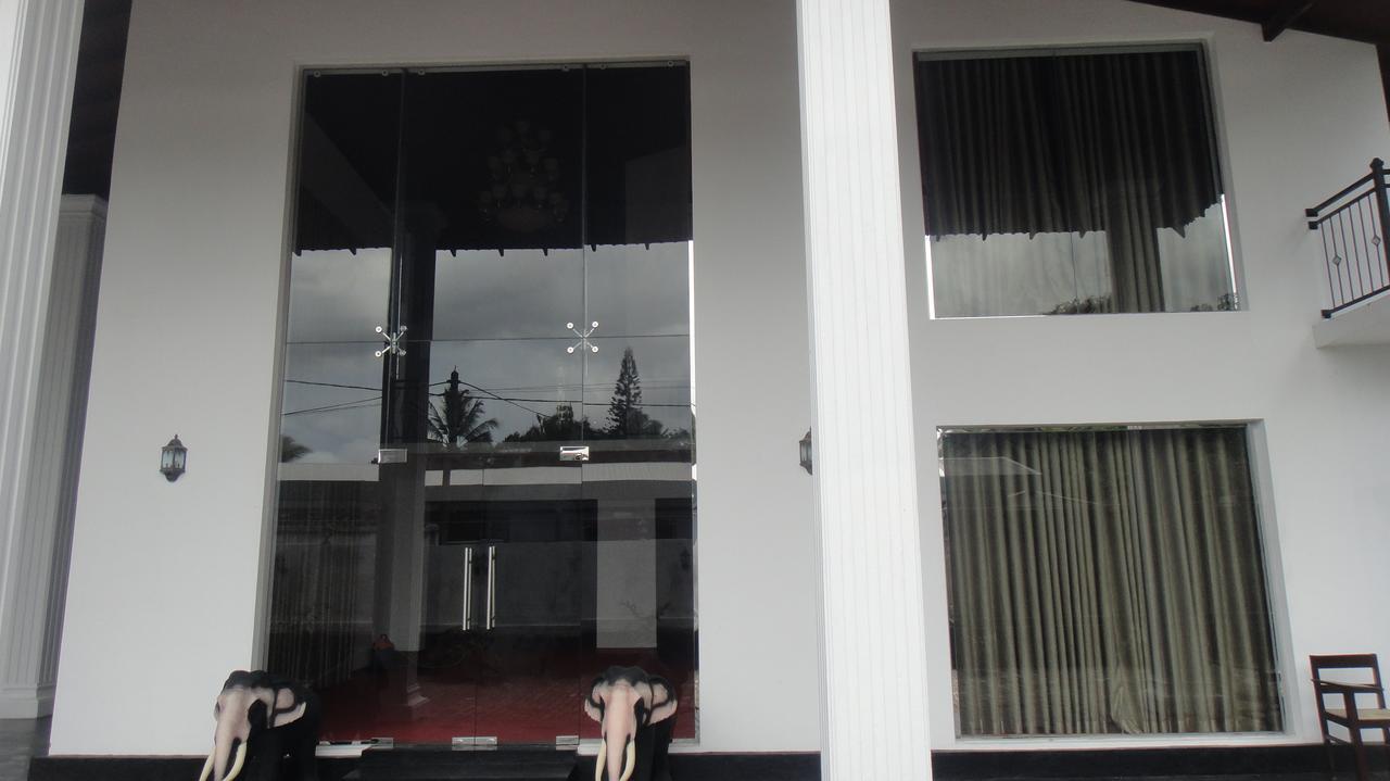 The Kingston Hotel Kiribathgoda Extérieur photo