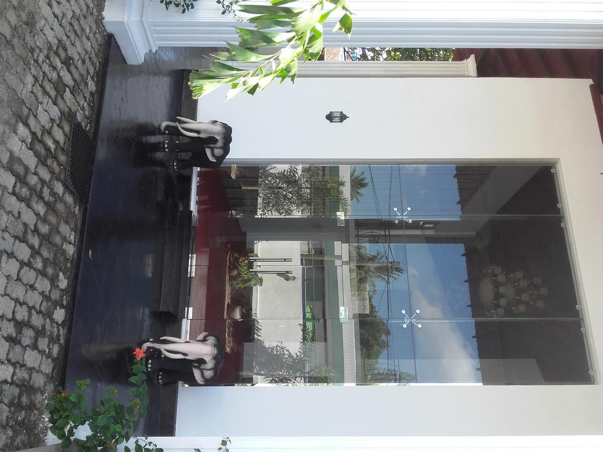 The Kingston Hotel Kiribathgoda Extérieur photo