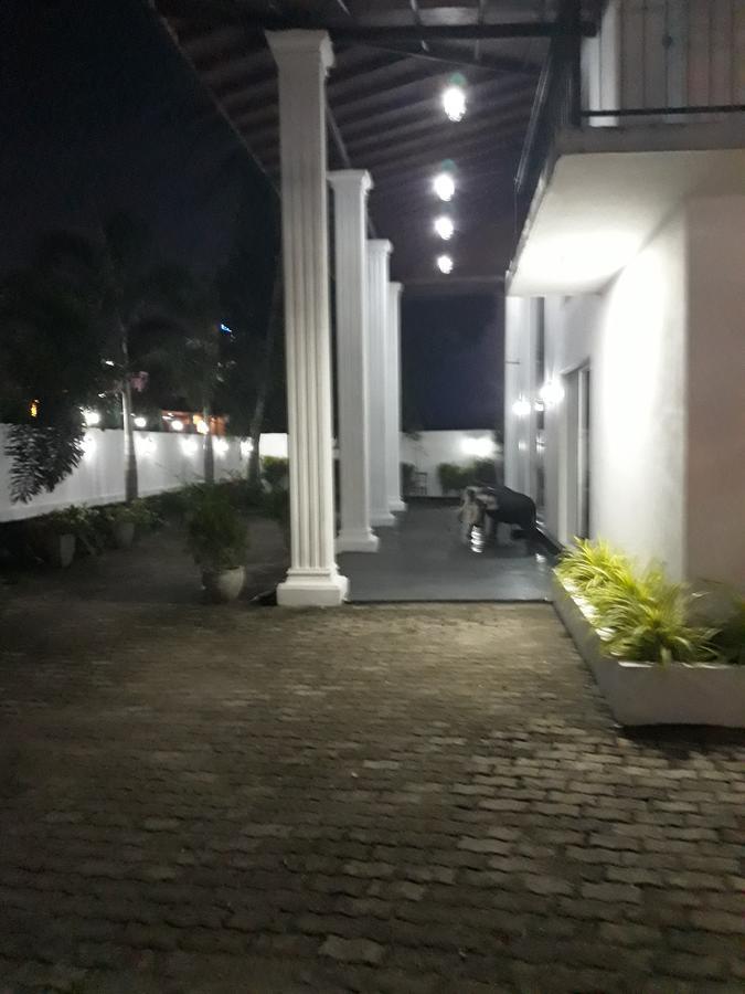 The Kingston Hotel Kiribathgoda Extérieur photo